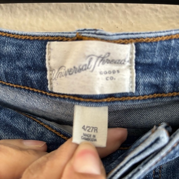 Universal Thread Blue Jeans - Picture 4 of 9